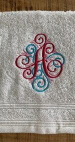 Gastendoekje met letter geborduurd